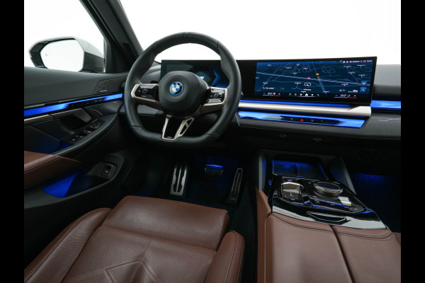 BMW i5 eDrive 40 M-Sport 84 kWh [ 3-Fase ] { SOH-96% } (INCL-BTW) *PANO | HEAD-UP | TWO-TONE-LUXURY-LEATHER | FULL-LED | BLIND-SPOT | HARMAN-KARDON-SURROUND | COMFORTSEATS |  WIDESCREEN-DIGICOCKPIT | AMBIENT-LIGHT | KEYLESS | TOPVIEW | DAB | ...