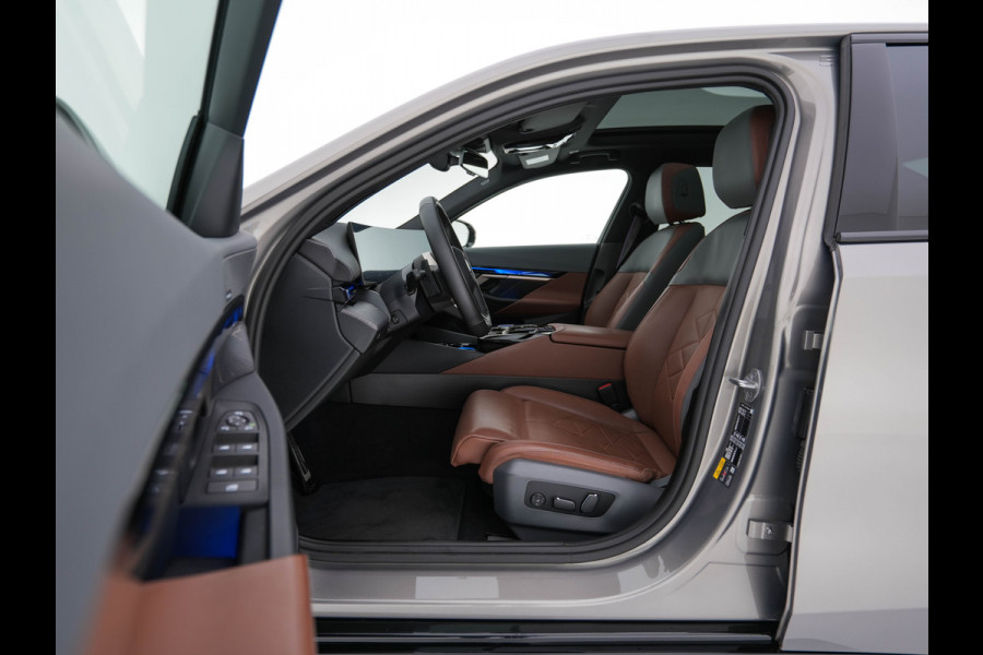 BMW i5 eDrive 40 M-Sport 84 kWh [ 3-Fase ] { SOH-96% } (INCL-BTW) *PANO | HEAD-UP | TWO-TONE-LUXURY-LEATHER | FULL-LED | BLIND-SPOT | HARMAN-KARDON-SURROUND | COMFORTSEATS |  WIDESCREEN-DIGICOCKPIT | AMBIENT-LIGHT | KEYLESS | TOPVIEW | DAB | ...