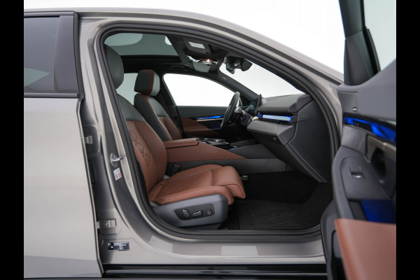 BMW i5 eDrive 40 M-Sport 84 kWh [ 3-Fase ] { SOH-96% } (INCL-BTW) *PANO | HEAD-UP | TWO-TONE-LUXURY-LEATHER | FULL-LED | BLIND-SPOT | HARMAN-KARDON-SURROUND | COMFORTSEATS |  WIDESCREEN-DIGICOCKPIT | AMBIENT-LIGHT | KEYLESS | TOPVIEW | DAB | ...