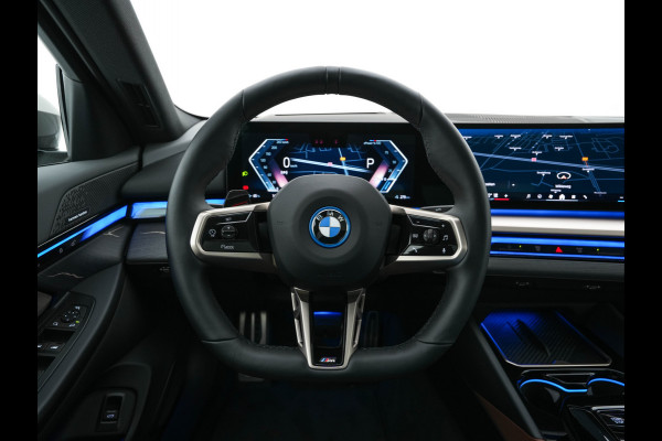 BMW i5 eDrive 40 M-Sport 84 kWh [ 3-Fase ] { SOH-96% } (INCL-BTW) *PANO | HEAD-UP | TWO-TONE-LUXURY-LEATHER | FULL-LED | BLIND-SPOT | HARMAN-KARDON-SURROUND | COMFORTSEATS |  WIDESCREEN-DIGICOCKPIT | AMBIENT-LIGHT | KEYLESS | TOPVIEW | DAB | ...