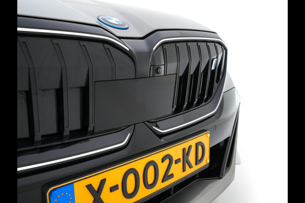 BMW i5 eDrive 40 M-Sport 84 kWh [ 3-Fase ] { SOH-96% } (INCL-BTW) *PANO | HEAD-UP | TWO-TONE-LUXURY-LEATHER | FULL-LED | BLIND-SPOT | HARMAN-KARDON-SURROUND | COMFORTSEATS |  WIDESCREEN-DIGICOCKPIT | AMBIENT-LIGHT | KEYLESS | TOPVIEW | DAB | ...