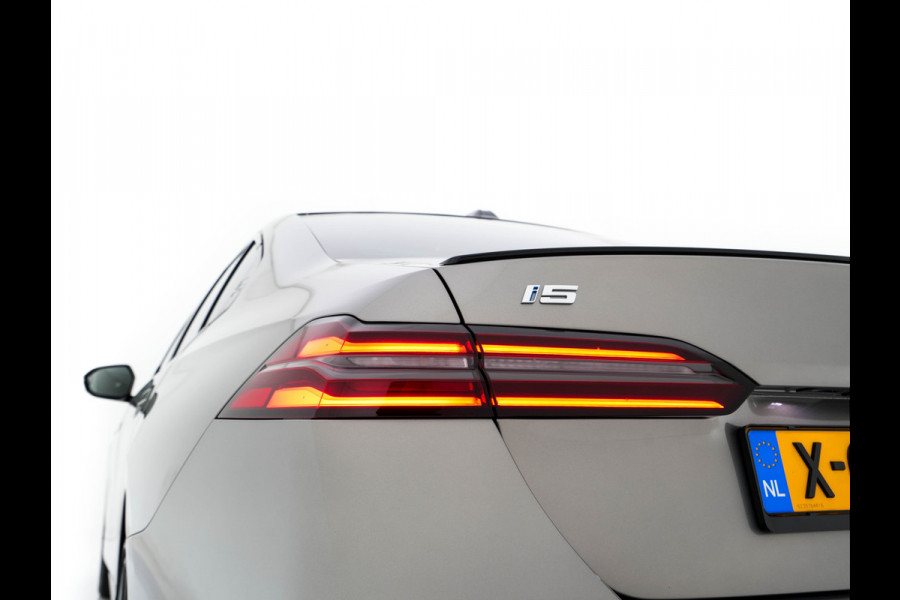 BMW i5 eDrive 40 M-Sport 84 kWh [ 3-Fase ] { SOH-96% } (INCL-BTW) *PANO | HEAD-UP | TWO-TONE-LUXURY-LEATHER | FULL-LED | BLIND-SPOT | HARMAN-KARDON-SURROUND | COMFORTSEATS |  WIDESCREEN-DIGICOCKPIT | AMBIENT-LIGHT | KEYLESS | TOPVIEW | DAB | ...