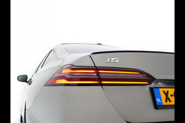 BMW i5 eDrive 40 M-Sport 84 kWh [ 3-Fase ] { SOH-96% } (INCL-BTW) *PANO | HEAD-UP | TWO-TONE-LUXURY-LEATHER | FULL-LED | BLIND-SPOT | HARMAN-KARDON-SURROUND | COMFORTSEATS |  WIDESCREEN-DIGICOCKPIT | AMBIENT-LIGHT | KEYLESS | TOPVIEW | DAB | ...