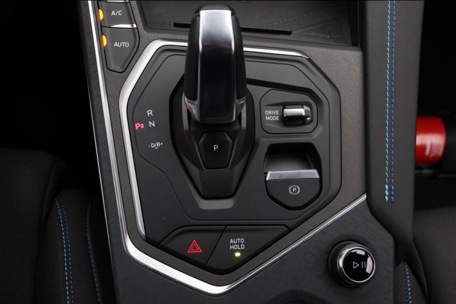 Lynk & Co 01 1.5 261PK Plug-in Hybrid *Zwarte Hemel* NL* 360° Camera Pano/dak Apple/Carplay Adaptive/Cruise