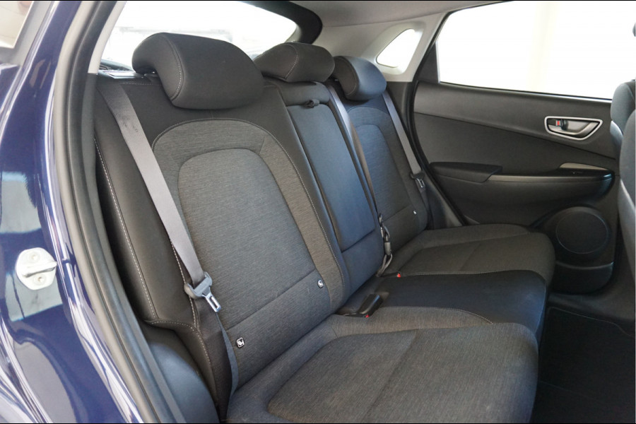 Hyundai Kona EV Style 64 kWh Navigatie, Camera, Stoel en Stuur verwarming.