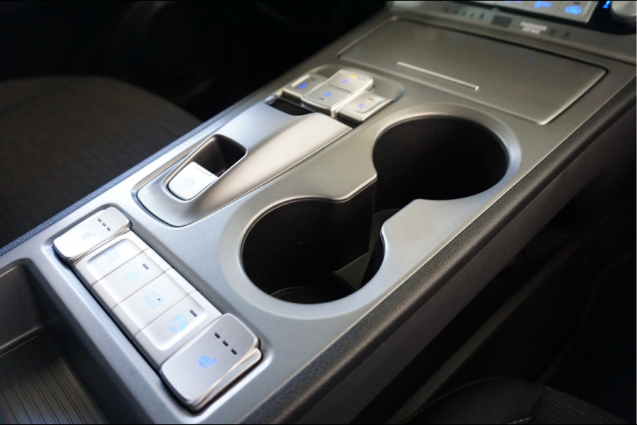 Hyundai Kona EV Style 64 kWh Navigatie, Camera, Stoel en Stuur verwarming.