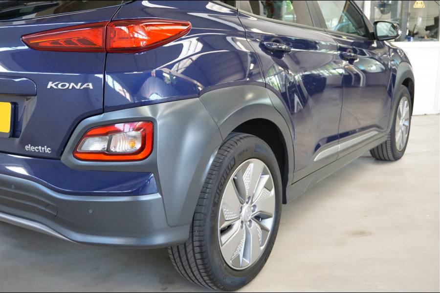 Hyundai Kona EV Style 64 kWh Navigatie, Camera, Stoel en Stuur verwarming.