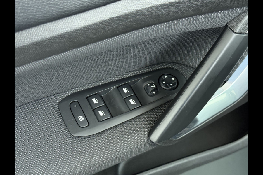 Peugeot 308 T 111PK Pano-Dak Navi Ecc Apple Carplay Android Auto Pdc Cruise Control Blue Premium Lmv 16" Connected Apps Bluetooth Led Distributieriem vervangen bij 93.000 km ! Origineel Nederlandse Auto