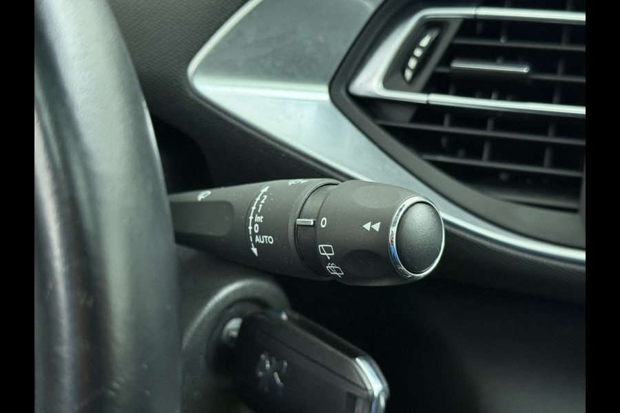 Peugeot 308 T 111PK Pano-Dak Navi Ecc Apple Carplay Android Auto Pdc Cruise Control Blue Premium Lmv 16" Connected Apps Bluetooth Led Distributieriem vervangen bij 93.000 km ! Origineel Nederlandse Auto