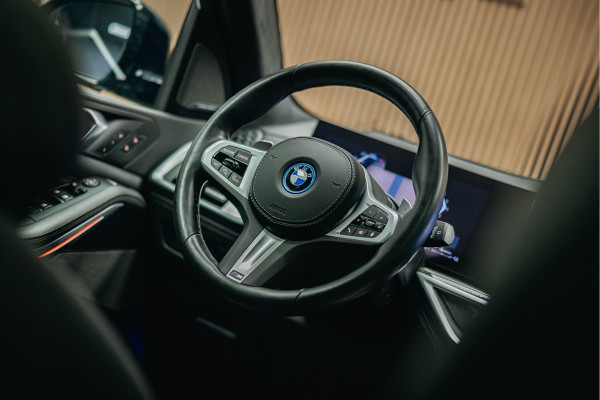 BMW X5 xDrive50e | M uitgevoerd | Trekhaak | Alcantara hemel | Luchtvering | Full PPF in- en exterieur | Skylounge |