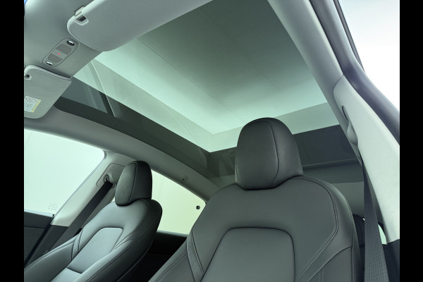 Tesla Model Y RWD LFP-Accu SOH 94% Leder Lmv 20" Warmtepomp Camera's Panormadak Adap.Cruise Navi Ecc Autopilot Stoel+Stuur+Achterbank Verwarming Elek.Achterklep Dodehoek detector Draadloze telefoonlader Origineel Nederlandse Auto Fabrieksgarantie tot 25-6-2028/80.000km en 25-6-2032/160.000 km op de accu en aandrijflijn.  Trekvermogen 1600 kg !