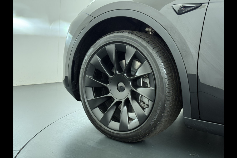 Tesla Model Y RWD LFP-Accu SOH 94% Leder Lmv 20" Warmtepomp Camera's Panormadak Adap.Cruise Navi Ecc Autopilot Stoel+Stuur+Achterbank Verwarming Elek.Achterklep Dodehoek detector Draadloze telefoonlader Origineel Nederlandse Auto Fabrieksgarantie tot 25-6-2028/80.000km en 25-6-2032/160.000 km op de accu en aandrijflijn.  Trekvermogen 1600 kg !