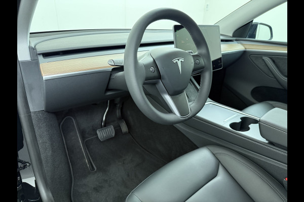 Tesla Model Y RWD LFP-Accu SOH 94% Leder Lmv 20" Warmtepomp Camera's Panormadak Adap.Cruise Navi Ecc Autopilot Stoel+Stuur+Achterbank Verwarming Elek.Achterklep Dodehoek detector Draadloze telefoonlader Origineel Nederlandse Auto Fabrieksgarantie tot 25-6-2028/80.000km en 25-6-2032/160.000 km op de accu en aandrijflijn.  Trekvermogen 1600 kg !