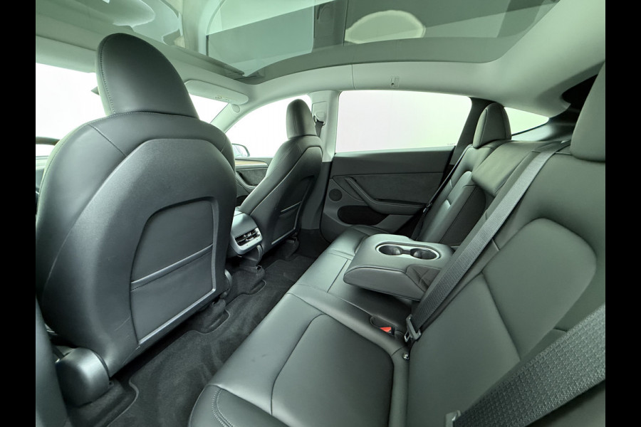 Tesla Model Y RWD LFP-Accu SOH 94% Leder Lmv 20" Warmtepomp Camera's Panormadak Adap.Cruise Navi Ecc Autopilot Stoel+Stuur+Achterbank Verwarming Elek.Achterklep Dodehoek detector Draadloze telefoonlader Origineel Nederlandse Auto Fabrieksgarantie tot 25-6-2028/80.000km en 25-6-2032/160.000 km op de accu en aandrijflijn.  Trekvermogen 1600 kg !