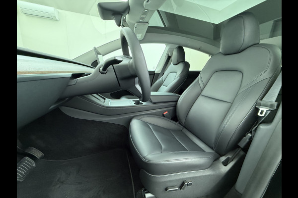 Tesla Model Y RWD LFP-Accu SOH 94% Leder Lmv 20" Warmtepomp Camera's Panormadak Adap.Cruise Navi Ecc Autopilot Stoel+Stuur+Achterbank Verwarming Elek.Achterklep Dodehoek detector Draadloze telefoonlader Origineel Nederlandse Auto Fabrieksgarantie tot 25-6-2028/80.000km en 25-6-2032/160.000 km op de accu en aandrijflijn.  Trekvermogen 1600 kg !