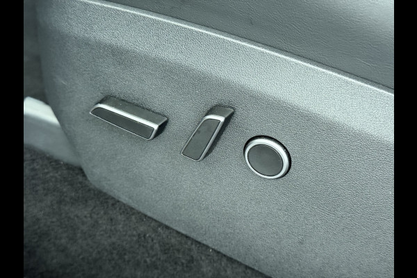 Tesla Model Y RWD LFP-Accu SOH 94% Leder Lmv 20" Warmtepomp Camera's Panormadak Adap.Cruise Navi Ecc Autopilot Stoel+Stuur+Achterbank Verwarming Elek.Achterklep Dodehoek detector Draadloze telefoonlader Origineel Nederlandse Auto Fabrieksgarantie tot 25-6-2028/80.000km en 25-6-2032/160.000 km op de accu en aandrijflijn.  Trekvermogen 1600 kg !