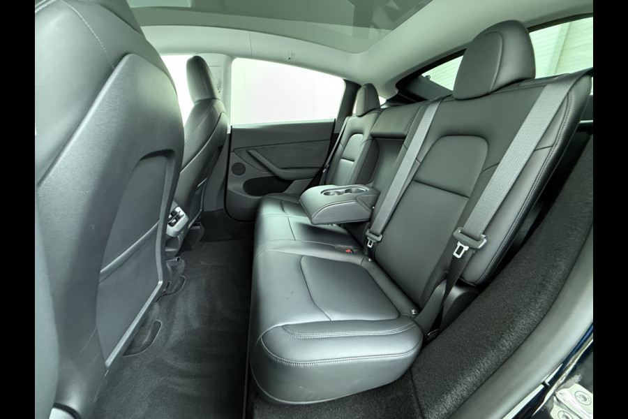 Tesla Model Y RWD LFP-Accu SOH 94% Leder Lmv 20" Warmtepomp Camera's Panormadak Adap.Cruise Navi Ecc Autopilot Stoel+Stuur+Achterbank Verwarming Elek.Achterklep Dodehoek detector Draadloze telefoonlader Origineel Nederlandse Auto Fabrieksgarantie tot 25-6-2028/80.000km en 25-6-2032/160.000 km op de accu en aandrijflijn.  Trekvermogen 1600 kg !