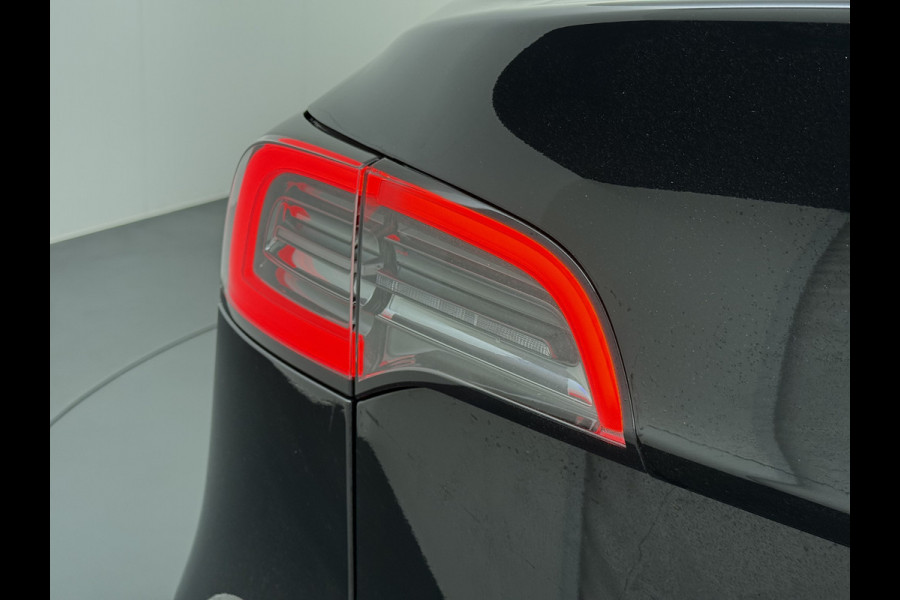 Tesla Model Y RWD LFP-Accu SOH 94% Leder Lmv 20" Warmtepomp Camera's Panormadak Adap.Cruise Navi Ecc Autopilot Stoel+Stuur+Achterbank Verwarming Elek.Achterklep Dodehoek detector Draadloze telefoonlader Origineel Nederlandse Auto Fabrieksgarantie tot 25-6-2028/80.000km en 25-6-2032/160.000 km op de accu en aandrijflijn.  Trekvermogen 1600 kg !