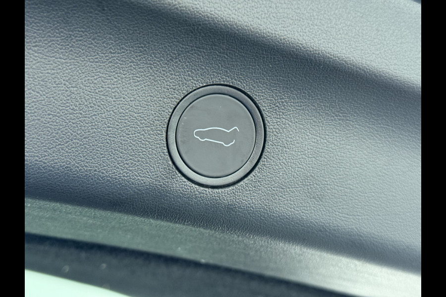 Tesla Model Y RWD LFP-Accu SOH 94% Leder Lmv 20" Warmtepomp Camera's Panormadak Adap.Cruise Navi Ecc Autopilot Stoel+Stuur+Achterbank Verwarming Elek.Achterklep Dodehoek detector Draadloze telefoonlader Origineel Nederlandse Auto Fabrieksgarantie tot 25-6-2028/80.000km en 25-6-2032/160.000 km op de accu en aandrijflijn.  Trekvermogen 1600 kg !