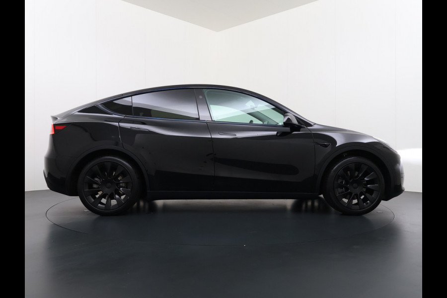 Tesla Model Y RWD LFP-Accu SOH 94% Leder Lmv 20" Warmtepomp Camera's Panormadak Adap.Cruise Navi Ecc Autopilot Stoel+Stuur+Achterbank Verwarming Elek.Achterklep Dodehoek detector Draadloze telefoonlader Origineel Nederlandse Auto Fabrieksgarantie tot 25-6-2028/80.000km en 25-6-2032/160.000 km op de accu en aandrijflijn.  Trekvermogen 1600 kg !