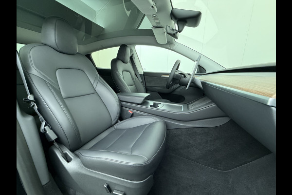 Tesla Model Y RWD LFP-Accu SOH 94% Leder Lmv 20" Warmtepomp Camera's Panormadak Adap.Cruise Navi Ecc Autopilot Stoel+Stuur+Achterbank Verwarming Elek.Achterklep Dodehoek detector Draadloze telefoonlader Origineel Nederlandse Auto Fabrieksgarantie tot 25-6-2028/80.000km en 25-6-2032/160.000 km op de accu en aandrijflijn.  Trekvermogen 1600 kg !