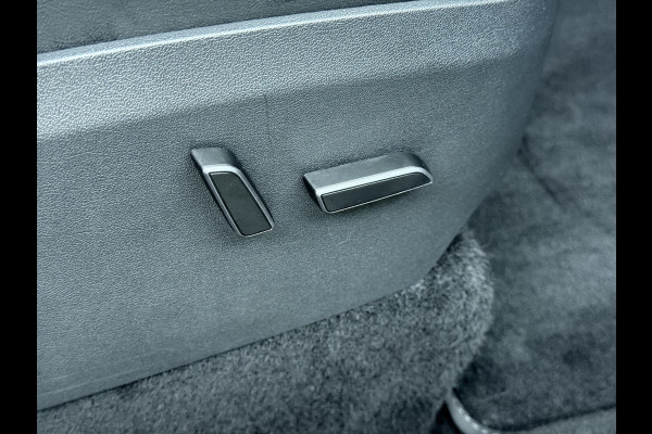 Tesla Model Y RWD LFP-Accu SOH 94% Leder Lmv 20" Warmtepomp Camera's Panormadak Adap.Cruise Navi Ecc Autopilot Stoel+Stuur+Achterbank Verwarming Elek.Achterklep Dodehoek detector Draadloze telefoonlader Origineel Nederlandse Auto Fabrieksgarantie tot 25-6-2028/80.000km en 25-6-2032/160.000 km op de accu en aandrijflijn.  Trekvermogen 1600 kg !