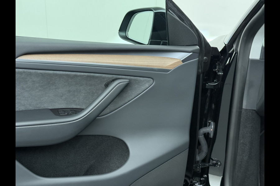 Tesla Model Y RWD LFP-Accu SOH 94% Leder Lmv 20" Warmtepomp Camera's Panormadak Adap.Cruise Navi Ecc Autopilot Stoel+Stuur+Achterbank Verwarming Elek.Achterklep Dodehoek detector Draadloze telefoonlader Origineel Nederlandse Auto Fabrieksgarantie tot 25-6-2028/80.000km en 25-6-2032/160.000 km op de accu en aandrijflijn.  Trekvermogen 1600 kg !