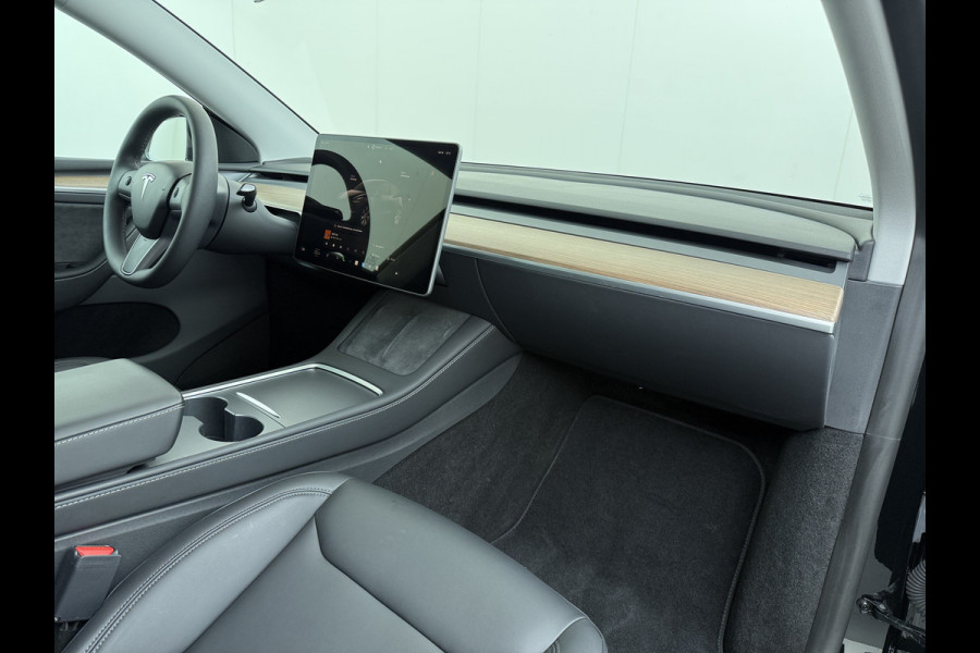 Tesla Model Y RWD LFP-Accu SOH 94% Leder Lmv 20" Warmtepomp Camera's Panormadak Adap.Cruise Navi Ecc Autopilot Stoel+Stuur+Achterbank Verwarming Elek.Achterklep Dodehoek detector Draadloze telefoonlader Origineel Nederlandse Auto Fabrieksgarantie tot 25-6-2028/80.000km en 25-6-2032/160.000 km op de accu en aandrijflijn.  Trekvermogen 1600 kg !