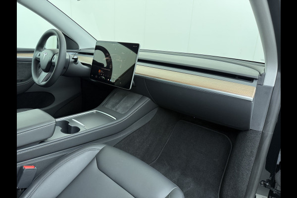 Tesla Model Y RWD LFP-Accu SOH 94% Leder Lmv 20" Warmtepomp Camera's Panormadak Adap.Cruise Navi Ecc Autopilot Stoel+Stuur+Achterbank Verwarming Elek.Achterklep Dodehoek detector Draadloze telefoonlader Origineel Nederlandse Auto Fabrieksgarantie tot 25-6-2028/80.000km en 25-6-2032/160.000 km op de accu en aandrijflijn.  Trekvermogen 1600 kg !