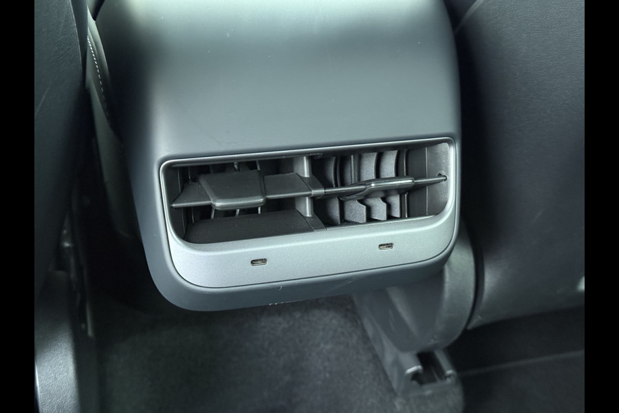 Tesla Model Y RWD LFP-Accu SOH 94% Leder Lmv 20" Warmtepomp Camera's Panormadak Adap.Cruise Navi Ecc Autopilot Stoel+Stuur+Achterbank Verwarming Elek.Achterklep Dodehoek detector Draadloze telefoonlader Origineel Nederlandse Auto Fabrieksgarantie tot 25-6-2028/80.000km en 25-6-2032/160.000 km op de accu en aandrijflijn.  Trekvermogen 1600 kg !