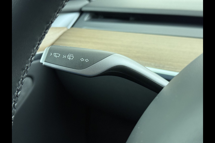 Tesla Model Y RWD LFP-Accu SOH 94% Leder Lmv 20" Warmtepomp Camera's Panormadak Adap.Cruise Navi Ecc Autopilot Stoel+Stuur+Achterbank Verwarming Elek.Achterklep Dodehoek detector Draadloze telefoonlader Origineel Nederlandse Auto Fabrieksgarantie tot 25-6-2028/80.000km en 25-6-2032/160.000 km op de accu en aandrijflijn.  Trekvermogen 1600 kg !