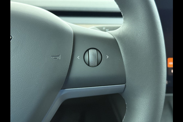 Tesla Model Y RWD LFP-Accu SOH 94% Leder Lmv 20" Warmtepomp Camera's Panormadak Adap.Cruise Navi Ecc Autopilot Stoel+Stuur+Achterbank Verwarming Elek.Achterklep Dodehoek detector Draadloze telefoonlader Origineel Nederlandse Auto Fabrieksgarantie tot 25-6-2028/80.000km en 25-6-2032/160.000 km op de accu en aandrijflijn.  Trekvermogen 1600 kg !