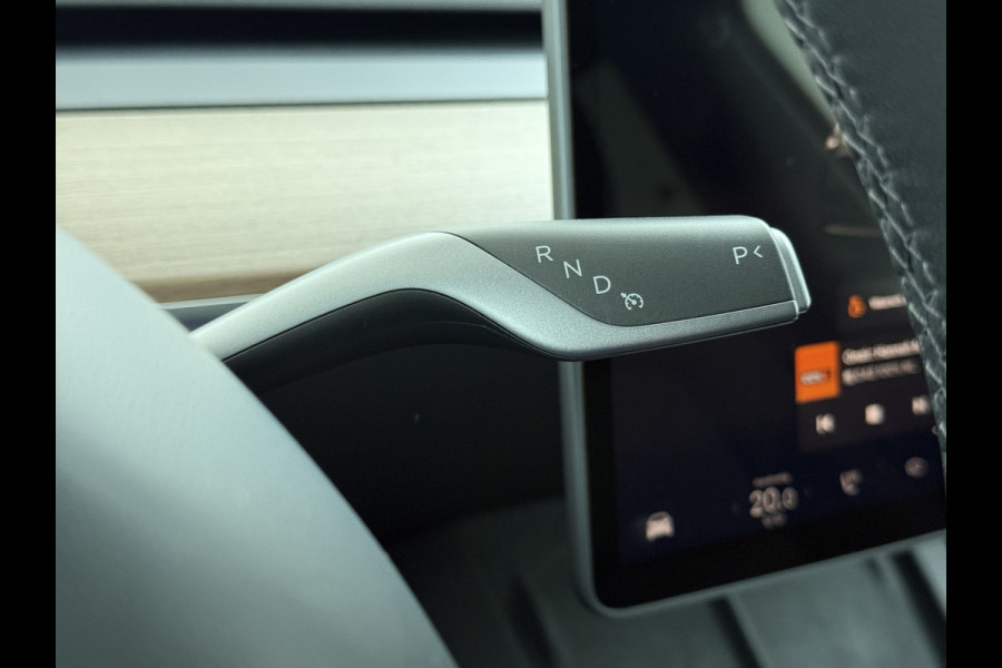 Tesla Model Y RWD LFP-Accu SOH 94% Leder Lmv 20" Warmtepomp Camera's Panormadak Adap.Cruise Navi Ecc Autopilot Stoel+Stuur+Achterbank Verwarming Elek.Achterklep Dodehoek detector Draadloze telefoonlader Origineel Nederlandse Auto Fabrieksgarantie tot 25-6-2028/80.000km en 25-6-2032/160.000 km op de accu en aandrijflijn.  Trekvermogen 1600 kg !