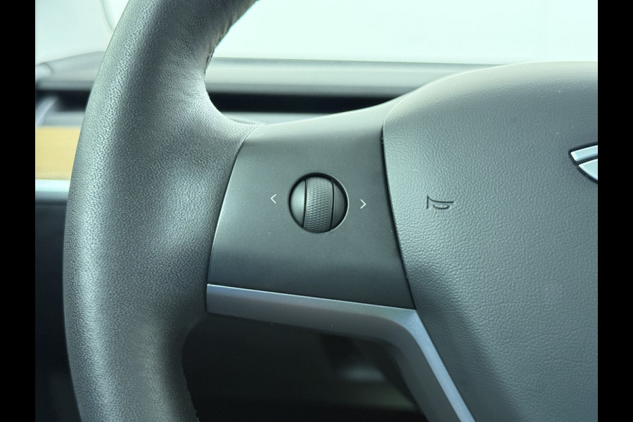 Tesla Model 3 RWD SR+ 325PK Trekhaak Lmv 18" AutoPilot FSD Leder Pano-dak Adaptive-Cruise Camera's Elektr.-Stuur+Stoelen+Spiegels+Geheugen+Eas SOH 92% Navi LED Comfortstoelen ACC DAB Voorverwarmen interieur via App Keyless One-Pedal-Drive 1e Eigenaar Origineel Nederlandse Auto 1.584kg licht!