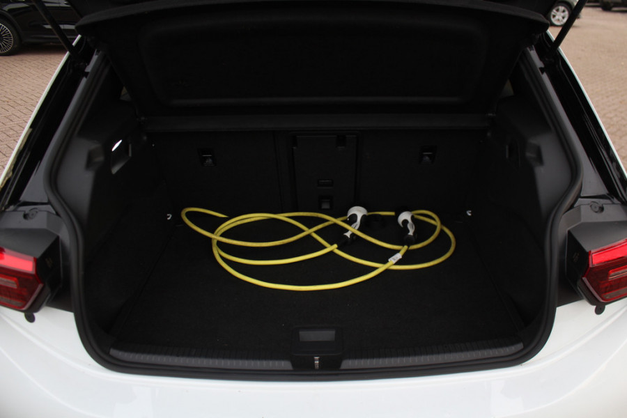 Volkswagen ID.3 First Max 58 kWh / SOH 90,6% / Full option! / Trekhaak / Panoramadak / Camera / Head-up / Keyless / 20'' / ACC / Dodehoek / Elektr. stoelen / Massage / Navigatie / Stuurverwarming