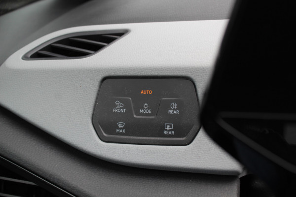 Volkswagen ID.3 First Max 58 kWh / SOH 90,6% / Full option! / Trekhaak / Panoramadak / Camera / Head-up / Keyless / 20'' / ACC / Dodehoek / Elektr. stoelen / Massage / Navigatie / Stuurverwarming