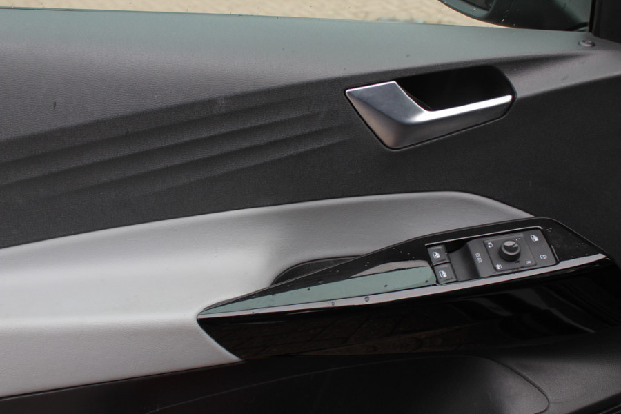 Volkswagen ID.3 First Max 58 kWh / SOH 90,6% / Full option! / Trekhaak / Panoramadak / Camera / Head-up / Keyless / 20'' / ACC / Dodehoek / Elektr. stoelen / Massage / Navigatie / Stuurverwarming