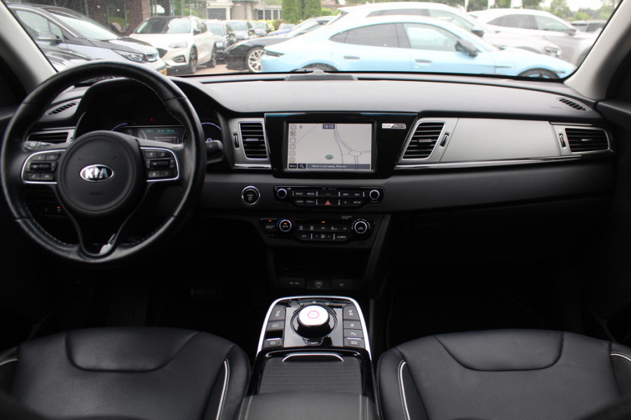 Kia e-Niro ExecutiveLine 64 kWh / SOH 91% / Trekhaak / Camera / Leder / Keyless / Stoelventilatie / Navigatie / Dodehoek / DAB / Cruise Control