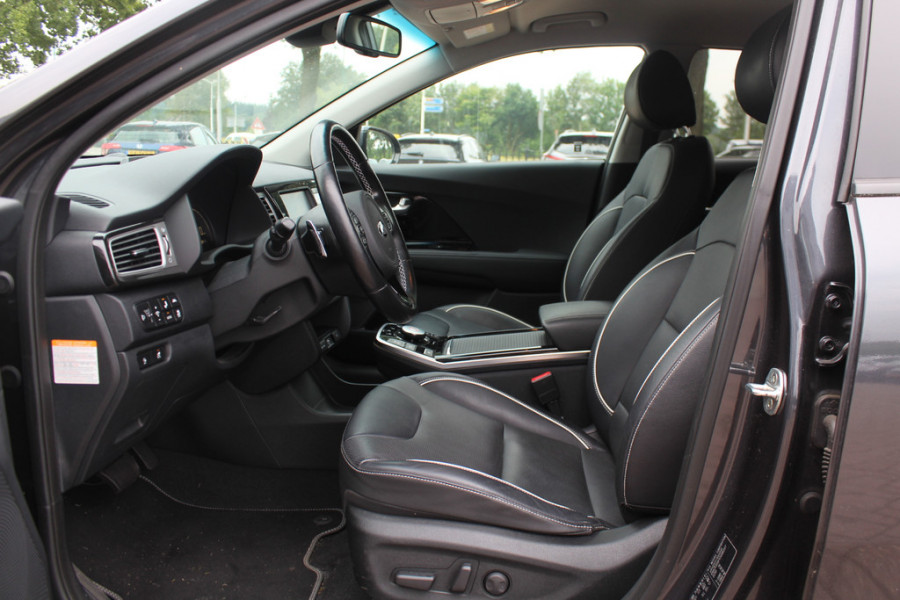 Kia e-Niro ExecutiveLine 64 kWh / SOH 91% / Trekhaak / Camera / Leder / Keyless / Stoelventilatie / Navigatie / Dodehoek / DAB / Cruise Control
