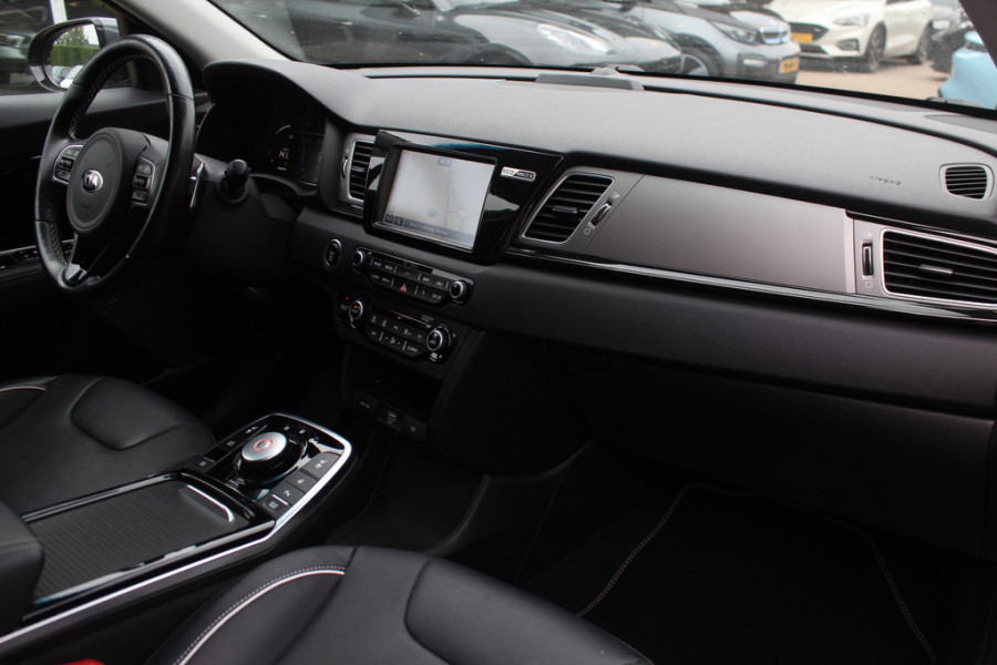 Kia e-Niro ExecutiveLine 64 kWh / SOH 91% / Trekhaak / Camera / Leder / Keyless / Stoelventilatie / Navigatie / Dodehoek / DAB / Cruise Control