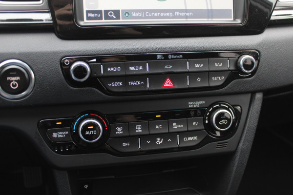 Kia e-Niro ExecutiveLine 64 kWh / SOH 91% / Trekhaak / Camera / Leder / Keyless / Stoelventilatie / Navigatie / Dodehoek / DAB / Cruise Control