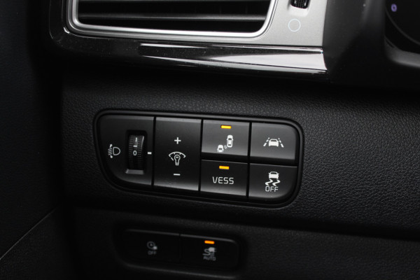 Kia e-Niro ExecutiveLine 64 kWh / SOH 91% / Trekhaak / Camera / Leder / Keyless / Stoelventilatie / Navigatie / Dodehoek / DAB / Cruise Control