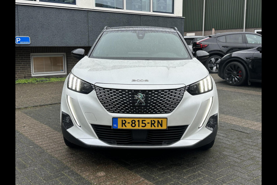 Peugeot e-2008 EV GT Première 3 fase 50 kWh VAN: 18.400,- VOOR: 16.770,- UW EINDEJAARSVOORDEEL: 1.630,- | RIJKLAARPRIJS INCL. 12MND BOVAG GARANTIE | STOELVERWARMING | DODE HOEK EN CAMERA