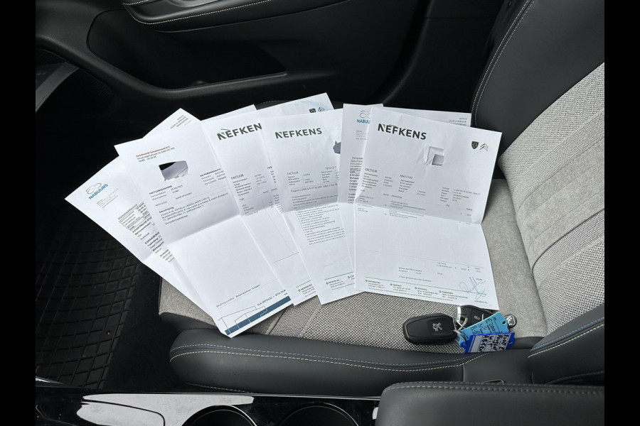 Peugeot e-2008 EV GT Première 3 fase 50 kWh VAN: 18.400,- VOOR: 16.770,- UW EINDEJAARSVOORDEEL: 1.630,- | RIJKLAARPRIJS INCL. 12MND BOVAG GARANTIE | STOELVERWARMING | DODE HOEK EN CAMERA