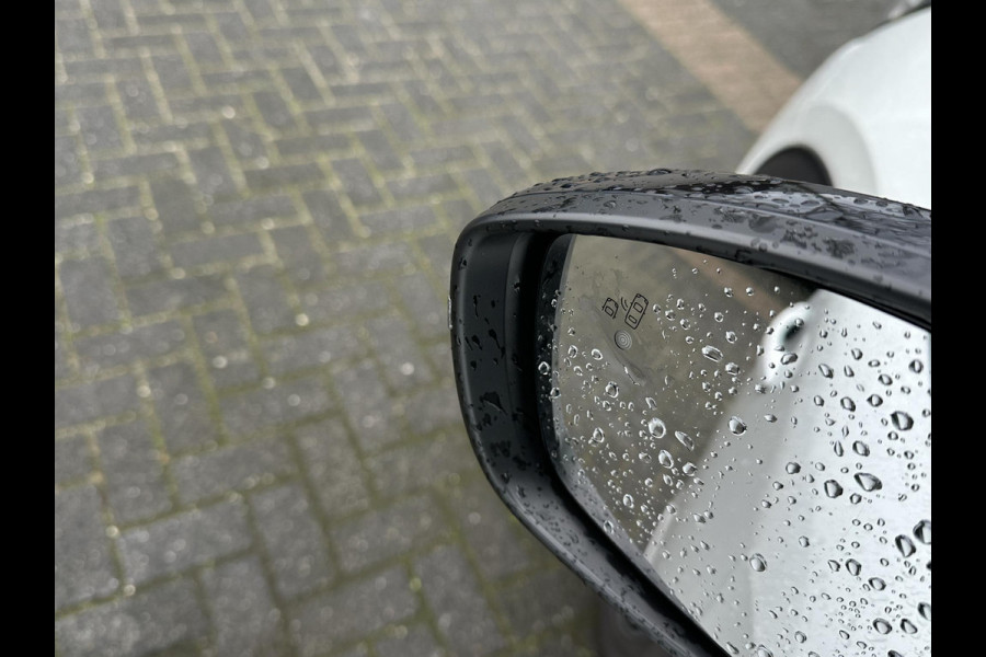 Peugeot e-2008 EV GT Première 3 fase 50 kWh VAN: 18.400,- VOOR: 16.770,- UW EINDEJAARSVOORDEEL: 1.630,- | RIJKLAARPRIJS INCL. 12MND BOVAG GARANTIE | STOELVERWARMING | DODE HOEK EN CAMERA