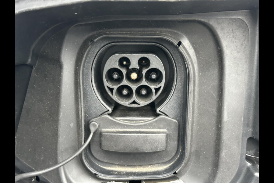 Peugeot e-2008 EV GT Première 3 fase 50 kWh VAN: 18.400,- VOOR: 16.770,- UW EINDEJAARSVOORDEEL: 1.630,- | RIJKLAARPRIJS INCL. 12MND BOVAG GARANTIE | STOELVERWARMING | DODE HOEK EN CAMERA