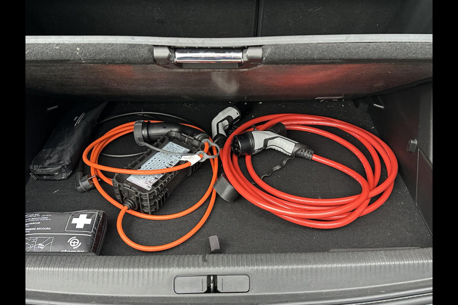 Peugeot e-2008 EV GT Première 3 fase 50 kWh VAN: 18.400,- VOOR: 16.770,- UW EINDEJAARSVOORDEEL: 1.630,- | RIJKLAARPRIJS INCL. 12MND BOVAG GARANTIE | STOELVERWARMING | DODE HOEK EN CAMERA