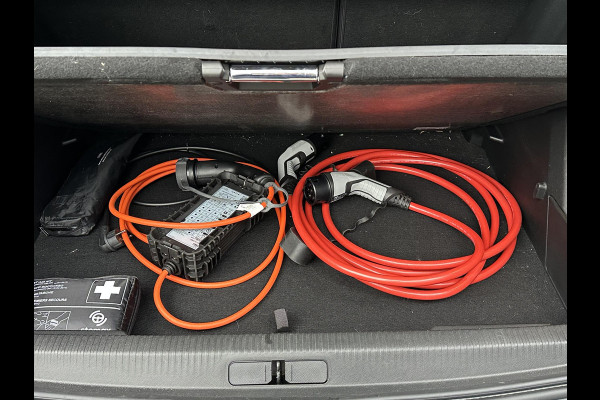 Peugeot e-2008 EV GT Première 3 fase 50 kWh VAN: 18.400,- VOOR: 16.770,- UW EINDEJAARSVOORDEEL: 1.630,- | RIJKLAARPRIJS INCL. 12MND BOVAG GARANTIE | STOELVERWARMING | DODE HOEK EN CAMERA