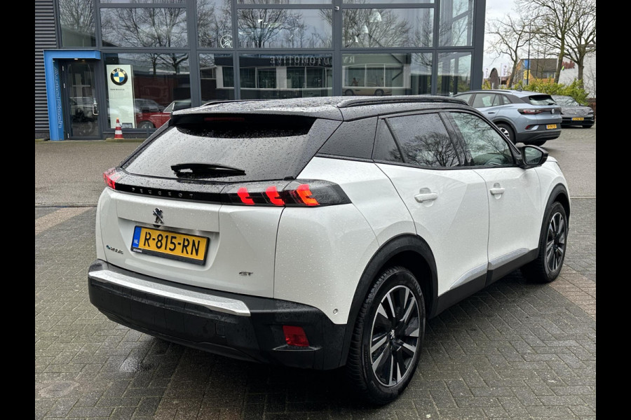 Peugeot e-2008 EV GT Première 3 fase 50 kWh VAN: 18.400,- VOOR: 16.770,- UW EINDEJAARSVOORDEEL: 1.630,- | RIJKLAARPRIJS INCL. 12MND BOVAG GARANTIE | STOELVERWARMING | DODE HOEK EN CAMERA