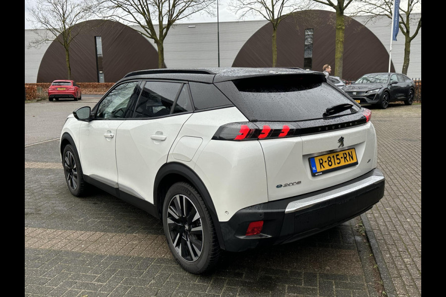 Peugeot e-2008 EV GT Première 3 fase 50 kWh VAN: 18.400,- VOOR: 16.770,- UW EINDEJAARSVOORDEEL: 1.630,- | RIJKLAARPRIJS INCL. 12MND BOVAG GARANTIE | STOELVERWARMING | DODE HOEK EN CAMERA